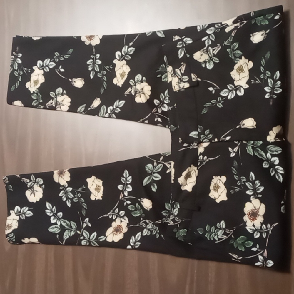 Black Tape Black w Flowers Cropped Pants M